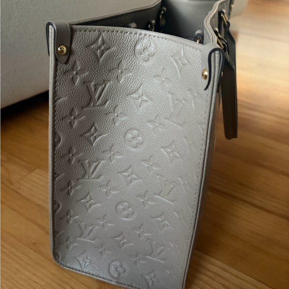 Authentic Louis Vuitton Turtledove Giant Monogram On the Go MM Tote - Picture 14 of 16